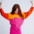 Sweat-shirt court à capuche DKNY pour FILLE