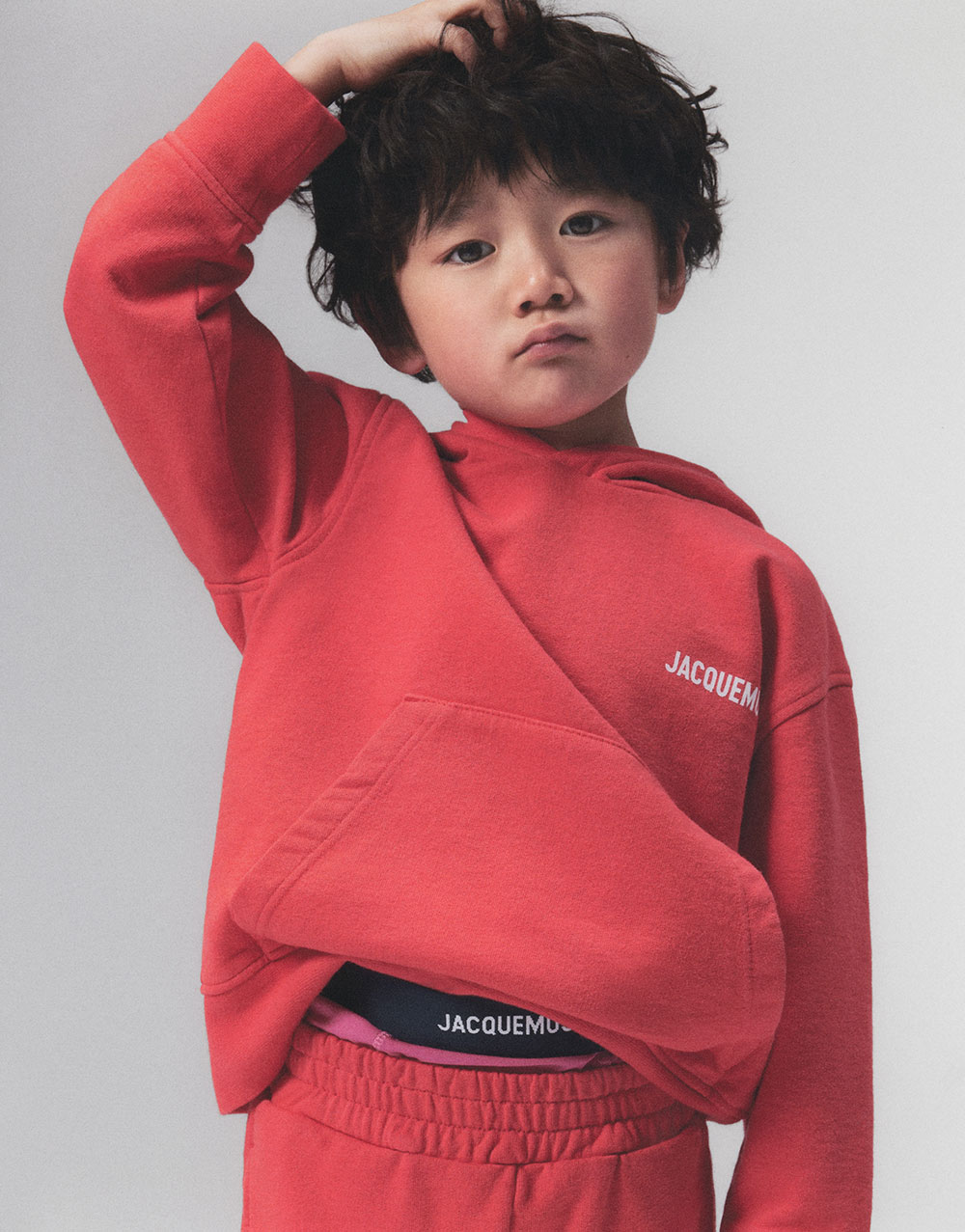 sweat et pantalon rouge de la marque luxe pour enfant Jacquemus