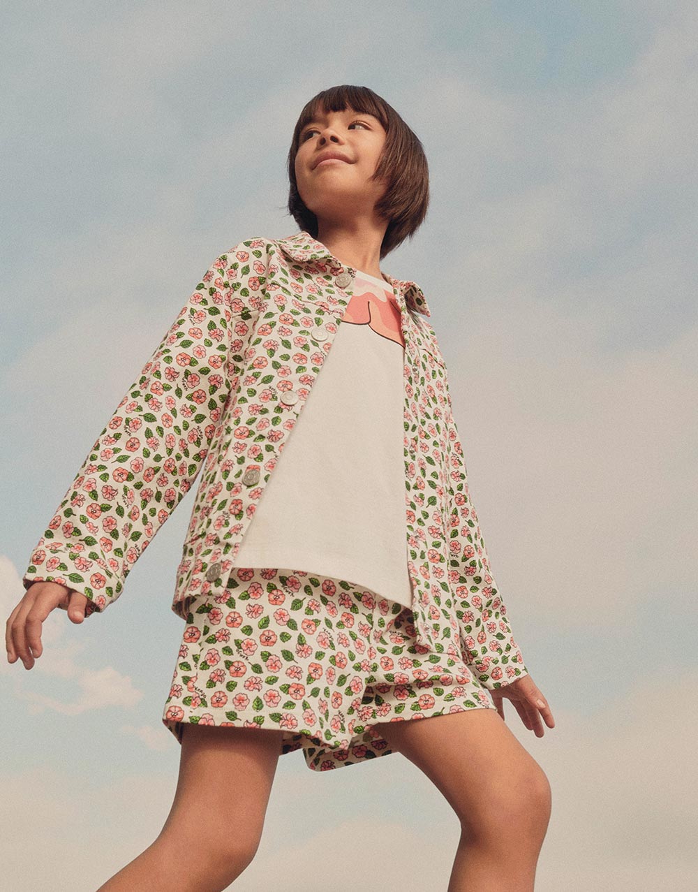 ropa infantil de la marca de lujo Kenzo Kids Paris chaqueta y pantalón cortos florales