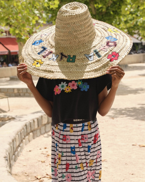 Strohhut und Kleid mit Streifen und Blumen für Kinder von der Marke Sonia Rykiel 
