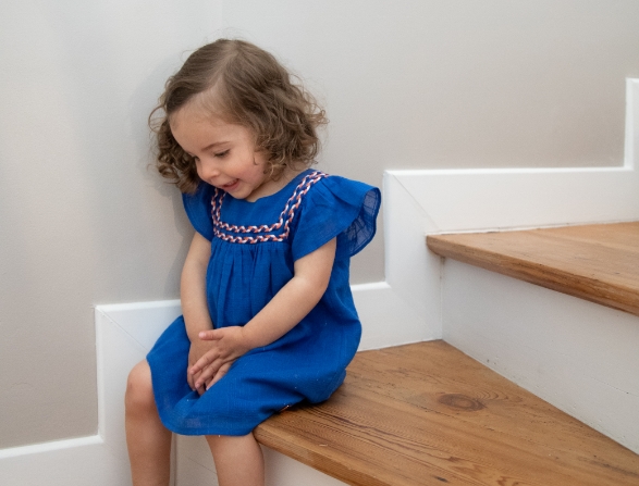 blaues Kleid mit Rüschen von der Marke Carrément beau für kleine Mädchen