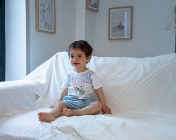 T-Shirt und Shorts für Baby-Jungen von der Marke Carrément beau