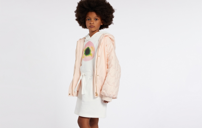 chaquetas y vestidos de plumón para niñas de la marca de lujo Chloé