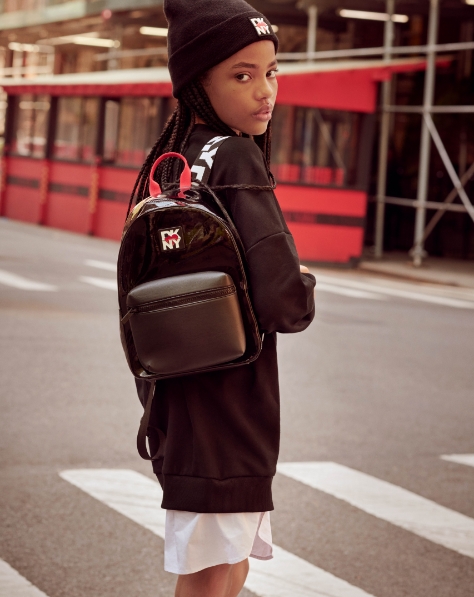 sac à dos et bonnet pour enfants de la marque DKNY