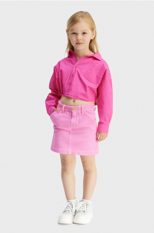 roze jas en rok van luxelabel Jacquemus