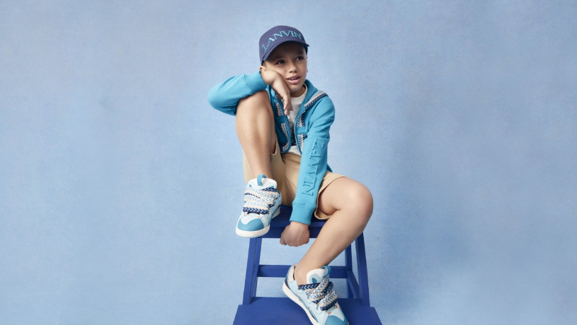 blauwe sweater en pet voor een sportieve jongenslook van luxelabel Lanvin