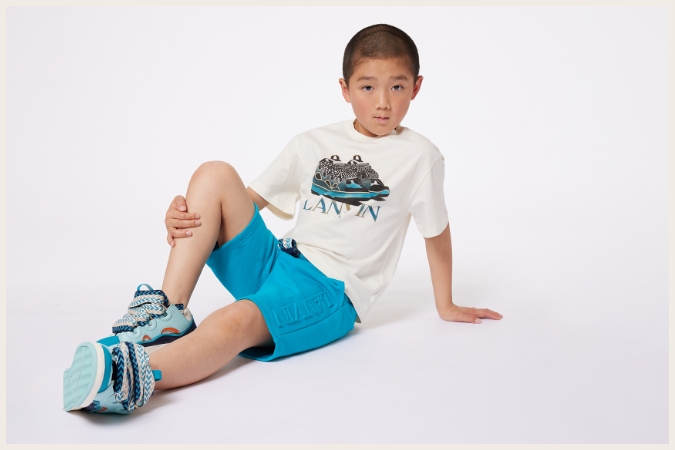 wit t-shirt en blauwe shorts voor jongens van het luxemerk Lanvin