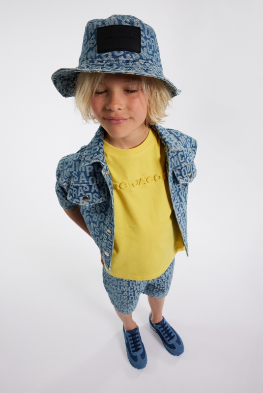 Marc Jacobs chaqueta de niño, pantalón corto, bob vaquero y camiseta amarilla