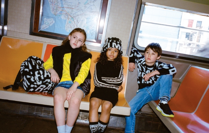 look urbain dans le métro pour enfants de la marque luxe Marc Jacobs