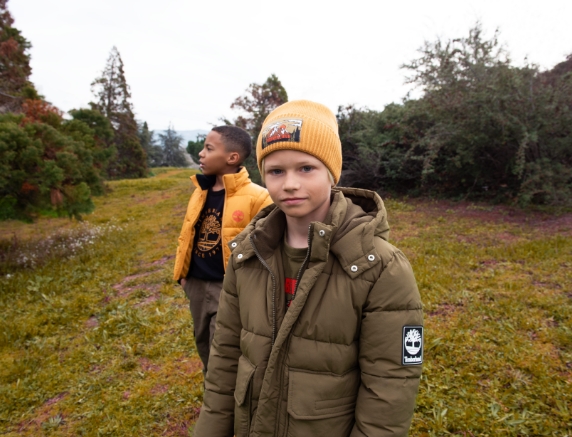 manteau, bonnet et doudoune pour enfants de la marque Timberland