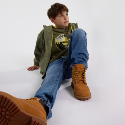 veste, t-shirt et jean pour enfant de la marque Timberland