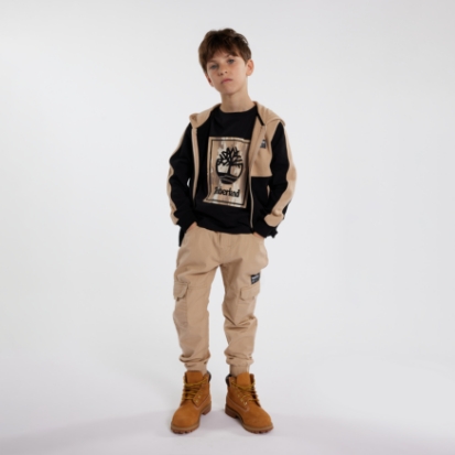 Kinderjacke, T-Shirt und Hose der Marke Timberland