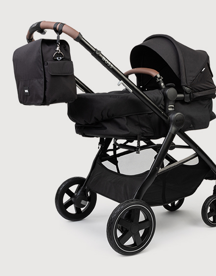 la poussette pratique et convertible de la marque hugo boss pour bébé