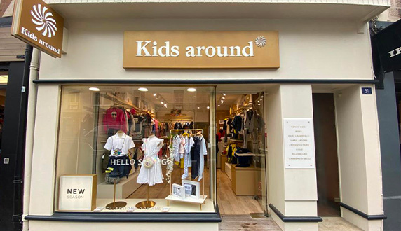 Devanture boutique Kids around à Deauville