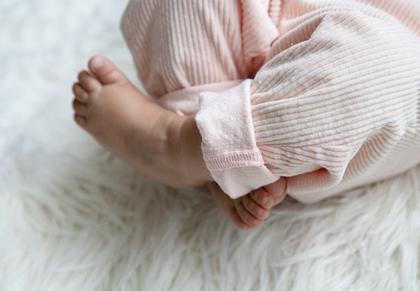 Kleidungsstück aus ökologisch verantwortlicher Bio-Baumwolle der Marke Carrément Beau für Kinder und Babys