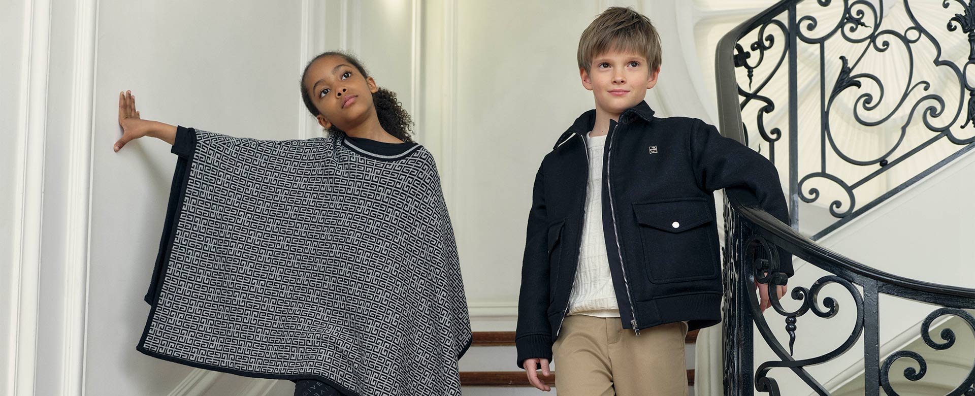 Les vêtements pour enfants de la marque de luxe Givenchy sur Kids around