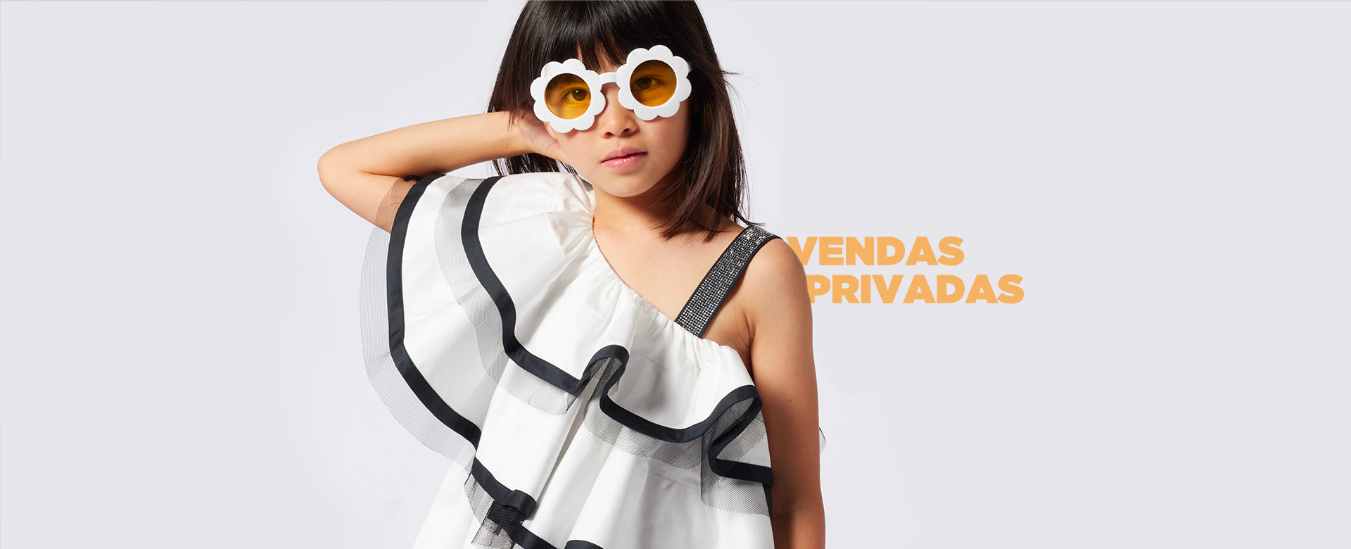 Roupas para crianças de marcas de luxo e premium com desconto na Kids Around.