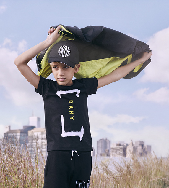Camiseta y chaqueta negra de DKNY para chico