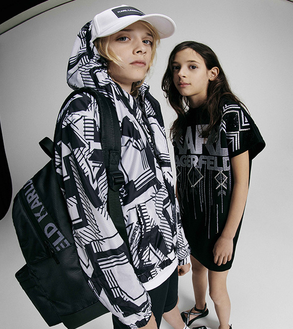 Abrigo estampado, vestido camiseta negro, casco y mochila de la marca Karl Lagerfeld Kids para niños y niñas