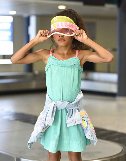 robe bleue et casquette style années 80 de la marque Billieblush pour enfant fille
