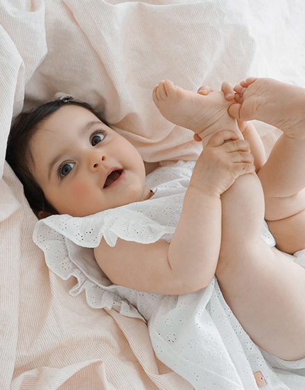 robe à dentelle blanche de la marque Carrément Beau pour bébé fille