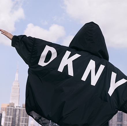 veste avec des lettres de la marque DKNY pour enfant garçon et fille