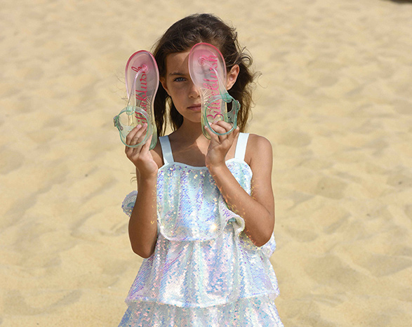 Sandales transparentes et robe à volants de la marque Billieblush pour enfant fille