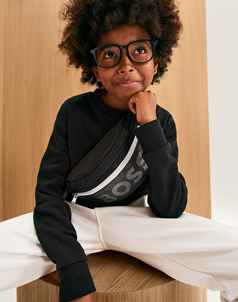 sweat, banane et pantalon de la marque Hugo Boss, Kids around